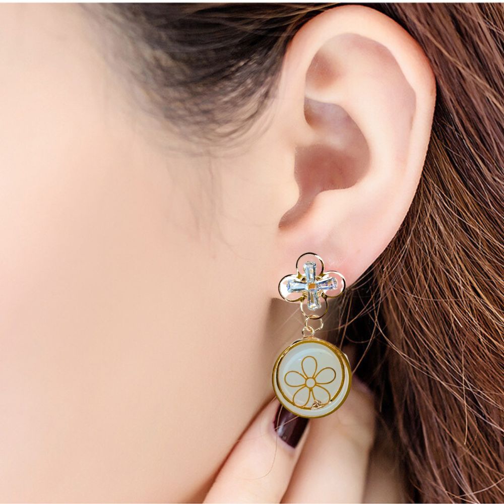 Gold-plated crystal flower drop earrings featuring a clover-shaped crystal design and delicate floral charm, perfect for weddings and parties.